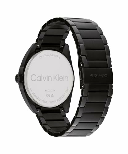 Reloj Calvin Klein negro visto desde atrás.