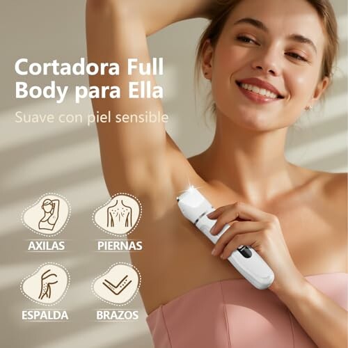 Mujer usando cortadora corporal en la axila