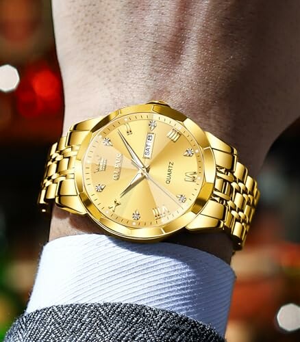 Reloj de pulsera dorado en la muñeca de una persona