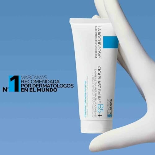 Crema La Roche-Posay Cicaplast Baume B5+ sostenida por una mano.