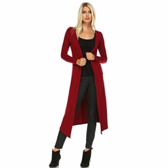 Mujer con cárdigan largo rojo y ropa negra.