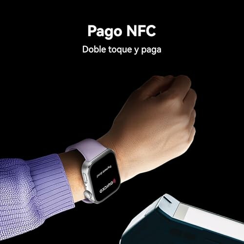 Persona pagando con reloj inteligente usando NFC.