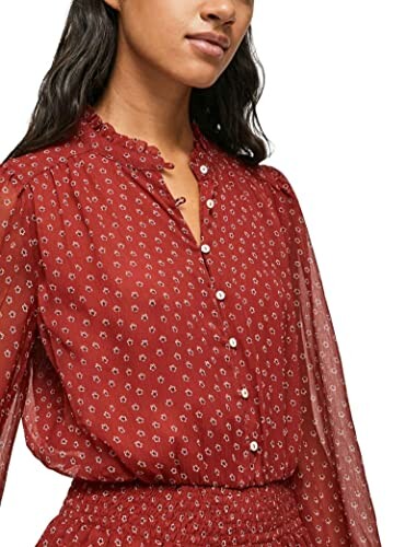 Mujer vistiendo blusa roja con flores pequeñas