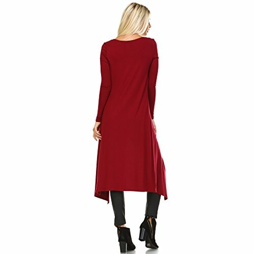 Mujer con vestido rojo de manga larga