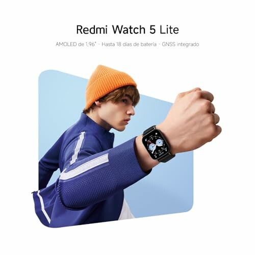 Persona con gorro naranja usando el Redmi Watch 5 Lite.