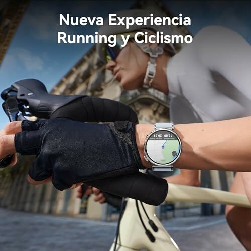 Persona con bicicleta usando un reloj inteligente