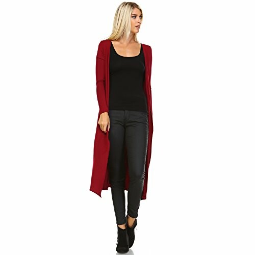 Mujer con cárdigan rojo y pantalones negros.