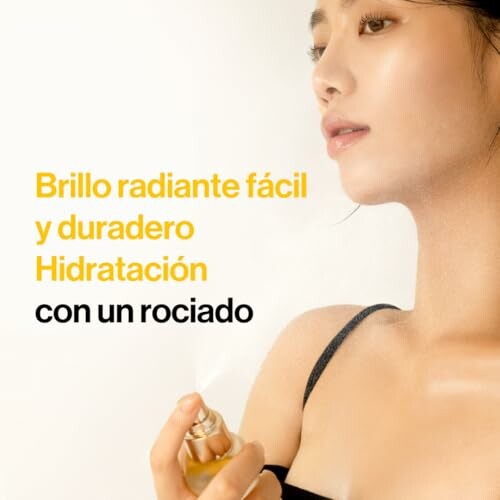 Mujer aplicando spray facial en su rostro.