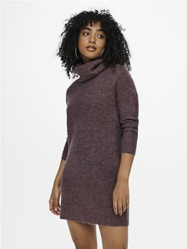 Mujer con vestido suéter morado