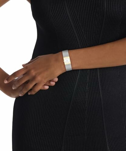 Mujer con un brazalete elegante en la muñeca.