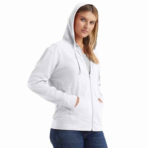 Mujer con sudadera blanca con capucha.